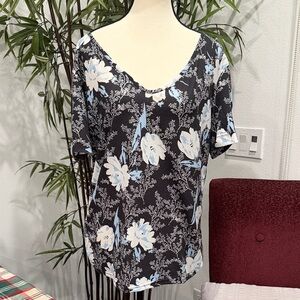 Chic Floral Short Sleeve Top in Black and Blue